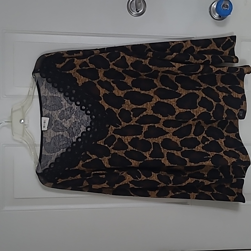 EUC Bibi Brand. Women's Lightweight Sweater.